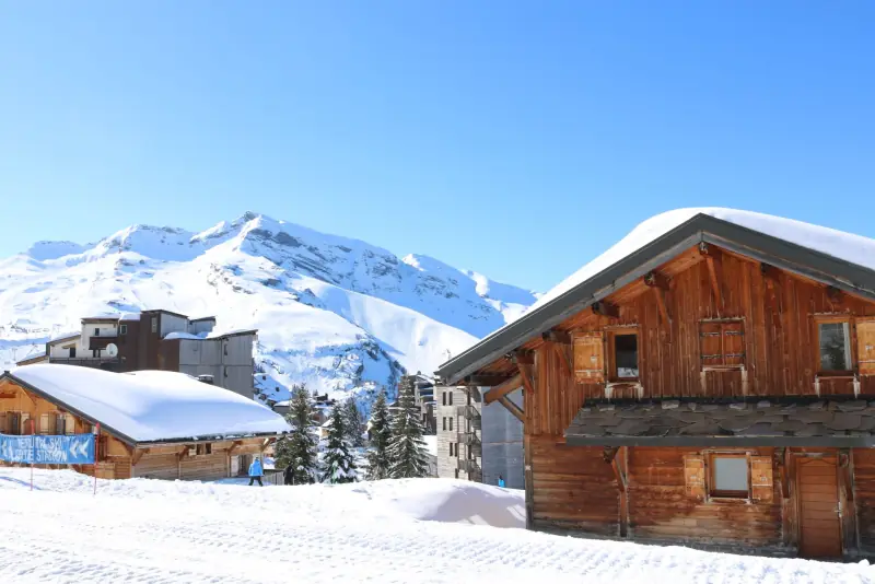 Chalet en bois dans un paysage de montagne enneigé