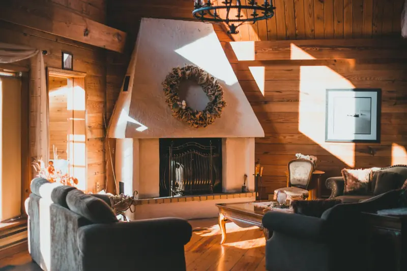 Salon de chalet chaleureux, prêt pour l'arrivée des propriétaires