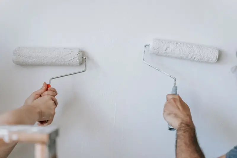 Mur repeint au rouleau dans une pièce lumineuse